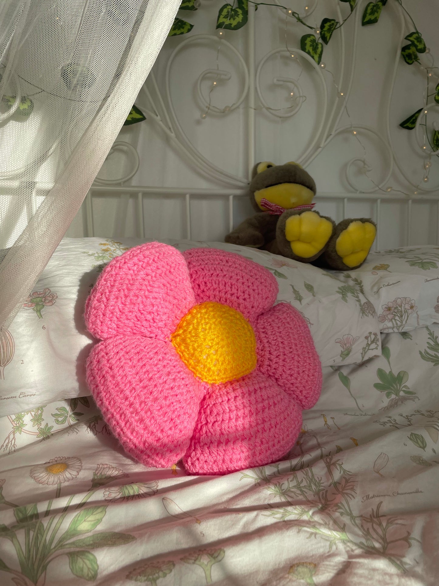 The spring fling flower cushion